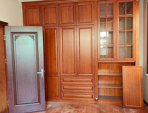 广阳中式家庭装修里定制的实木衣柜效果图